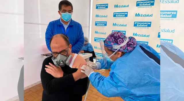 Colocan dosis de refuerzo a profesionales de la salud de la Red Sabogal.