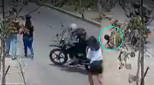 Ladrón roba celular y atropella a pareja en San Juan de Lurigancho. Ladrón roba celular y atropella a pareja en San Juan de Lurigancho.