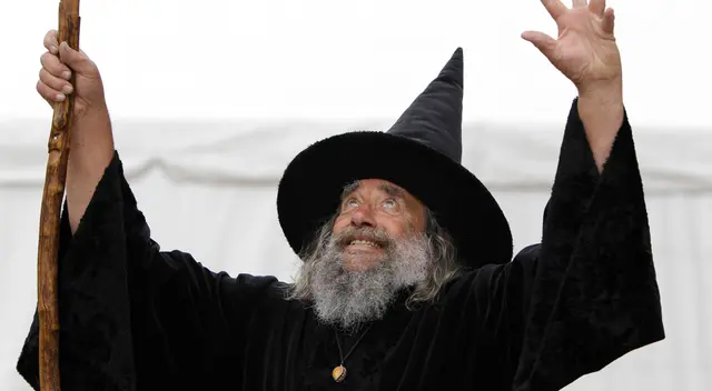 El Brujo dijo que el consejo había decidido dejar de pagarle porque no encajaba en “las vibraciones” de la ciudad. El Brujo dijo que el consejo había decidido dejar de pagarle porque no encajaba en “las vibraciones” de la ciudad.