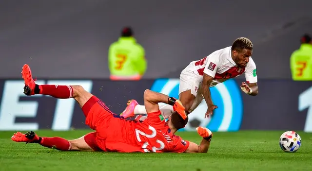 Jefferson Farfán no pudo patear el penal que ejecutó Yoshimar Yotún, pero no terminó en gol. Jefferson Farfán no pudo patear el penal que ejecutó Yoshimar Yotún, pero no terminó en gol.
