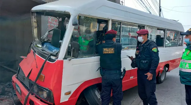 Chofer del vehículo recorría las calles sin importale la vida de sus pasajeros. Chofer del vehículo recorría las calles sin importale la vida de sus pasajeros.