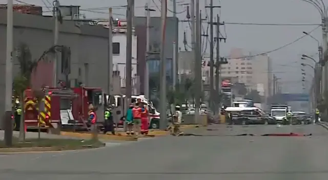 Tubería se habría roto durante obras de mejoramiento de asfaltado por parte de gerencia de la Municipalidad de Lima. Tubería se habría roto durante obras de mejoramiento de asfaltado por parte de gerencia de la Municipalidad de Lima.