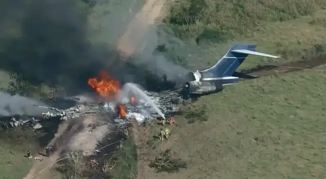 El avión terminó completamente destruido.