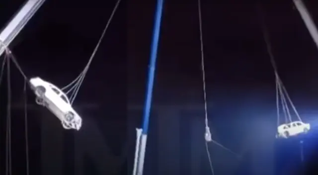 Ilusionista fue aplastado a varios metros de altura por dos vehículos.