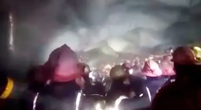 Mineros quedaron atrapados dentro de socavón al llenarse con agua la única salida. Mineros quedaron atrapados dentro de socavón al llenarse con agua la única salida.