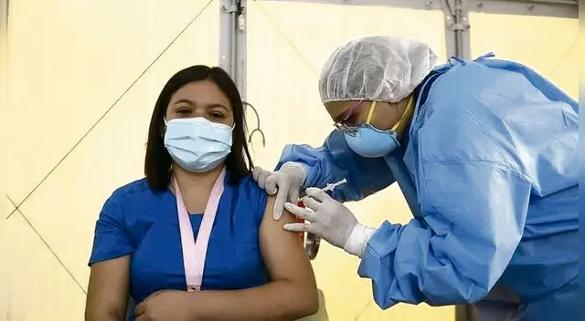 Colegio Químico Farmacéutico pide que personal de farmacias reciban tercera dosis contra el COVID-19