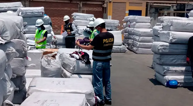 Los PNP en pleno trabajo de decomiso