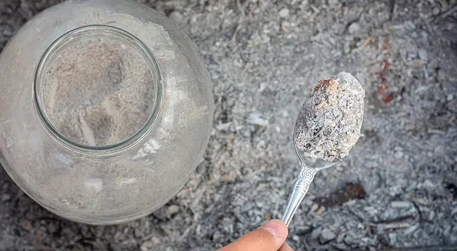 La mujer espera que su extraña adicción pueda detenerse. La mujer espera que su extraña adicción pueda detenerse.