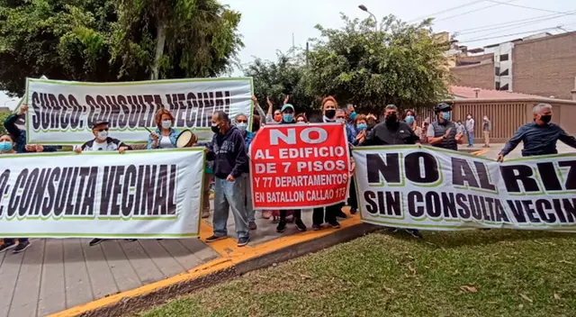 Manifestantes estuvieron en las afueras del municipio edil buscando conversar con el burgomaestre.
