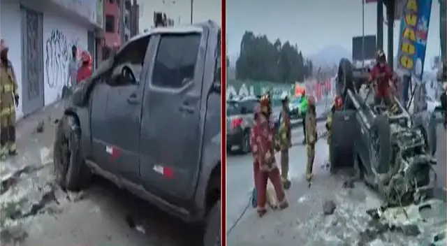 Auto quedó volteado luego del accidente, y bombero tuvieron que socorrer a los ocupantes.