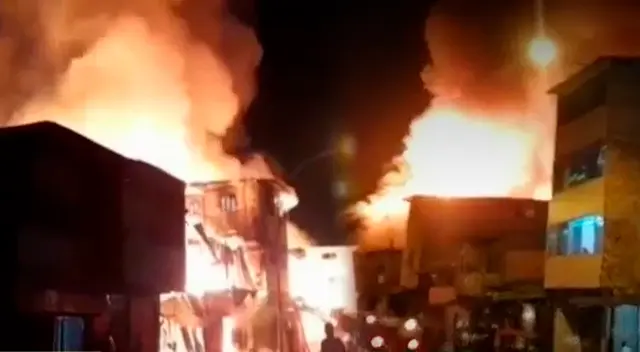 incendio de grandes proporciones se habría originado por un corto circuito incendio de grandes proporciones se habría originado por un corto circuito