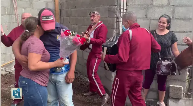 Esdras es un albañil que con la ayuda de sus compañeros le propusó matrimonio a su novia.