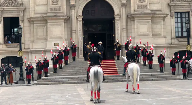 Mandatario estuvo al mediodía en el Patio de Honor de Palacio de Gobierno. Mandatario estuvo al mediodía en el Patio de Honor de Palacio de Gobierno.