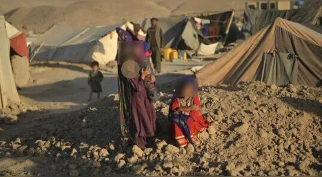 Es un calvario interminable para las madres: la decisión de vender a su hija, la espera hasta su marcha y luego la separación. Foto: AFP Es un calvario interminable para las madres: la decisión de vender a su hija, la espera hasta su marcha y luego la separación. Foto: AFP