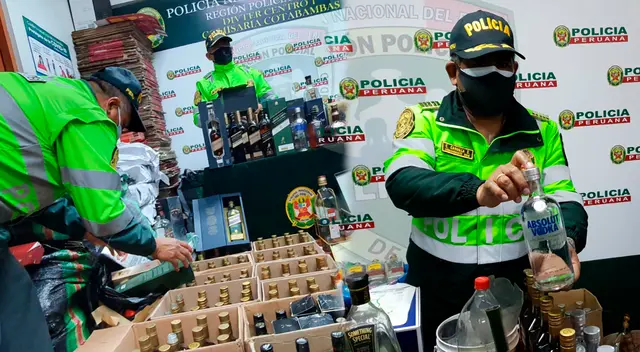 Más de 4 mil botellas adulteradas fueron decomisadas por la PNP antes de ser comercializadas en el Centro de Lima.