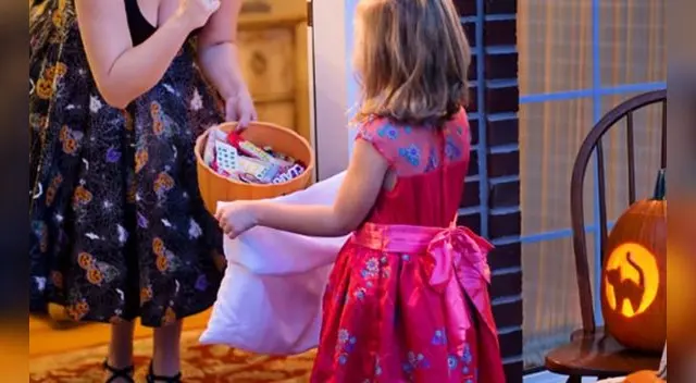 En los países donde se celebra Halloween es una costumbre pedir dulces de puerta en puerta.