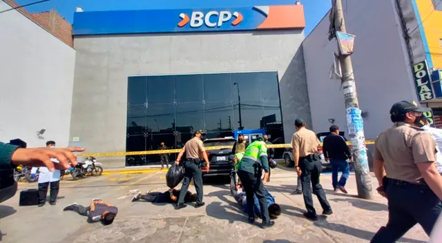 Asaltantes realizaron el 'cajoneo' y pretendían llevarse 8 mil soles de la agencia financiera. Asaltantes realizaron el 'cajoneo' y pretendían llevarse 8 mil soles de la agencia financiera.