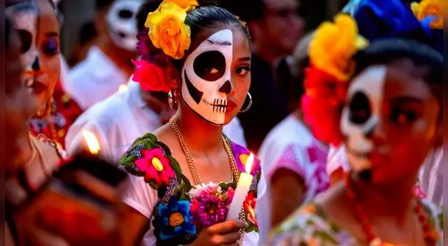 El Día de los Muertos lo celebran mucho en México. El Día de los Muertos lo celebran mucho en México.
