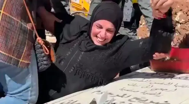 Alaa Nababta intentó proteger la tumba de su hijo con su cuerpo.