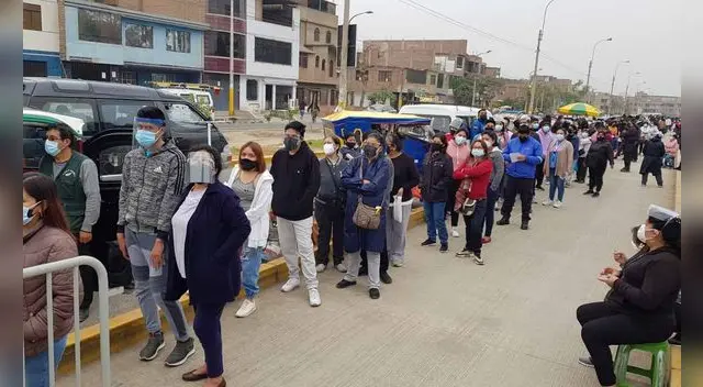 COVID-19: menores de 15 a 17 años forman largas colas para recibir su primera dosis COVID-19: menores de 15 a 17 años forman largas colas para recibir su primera dosis