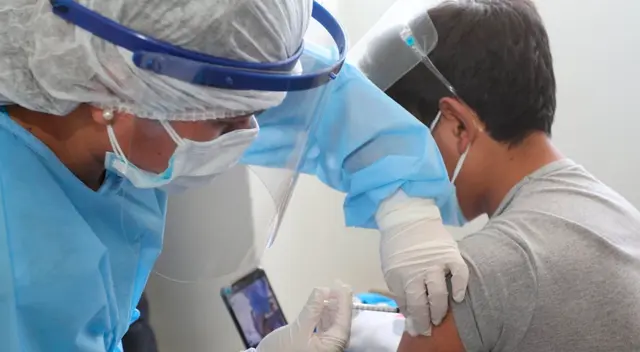 Solicitan flexibilizar protocolos en vacunatorios que inocularan a adolescentes de 15 a 17 años.