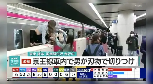 Los pasajeros escapan por las ventanas del tren de Tokio donde se registró un ataque con cuchillo. (Captura de video / NHK). Los pasajeros escapan por las ventanas del tren de Tokio donde se registró un ataque con cuchillo. (Captura de video / NHK).