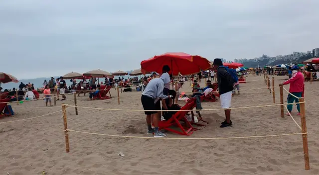Feriado largo es disfrutado por bañistas en la playa del distrito.