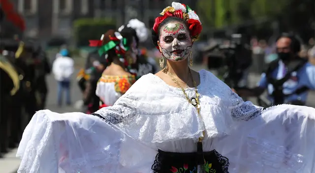 En la festividad del Día de Muertos no deja de faltar los disfraces de calaveras, los esqueletos y las catrinas, alegran este día.