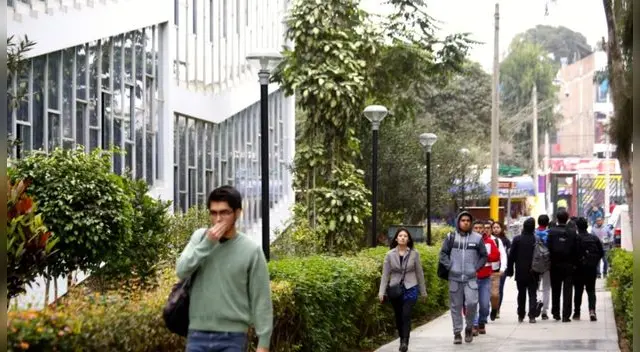 Los estudiantes deben tener las dosis contra la COVID-19. Los estudiantes deben tener las dosis contra la COVID-19.