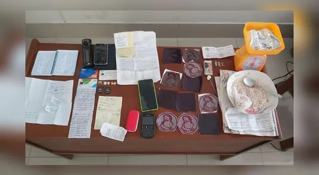 En el inmueble los agentes incautaron 11 stikers extorsivos con imagen de Jesucristo.
