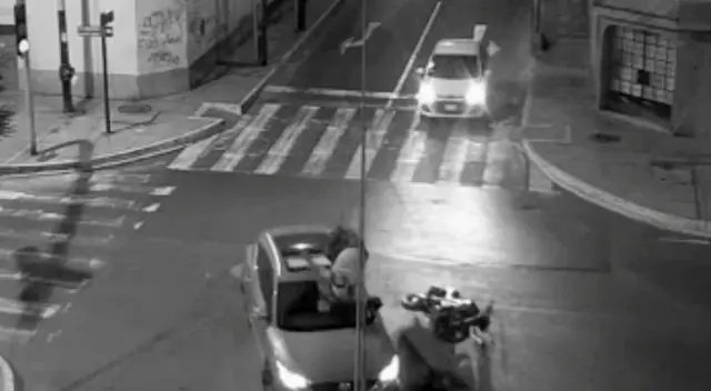 Momento en que moto impacta con la camioneta. Momento en que moto impacta con la camioneta.