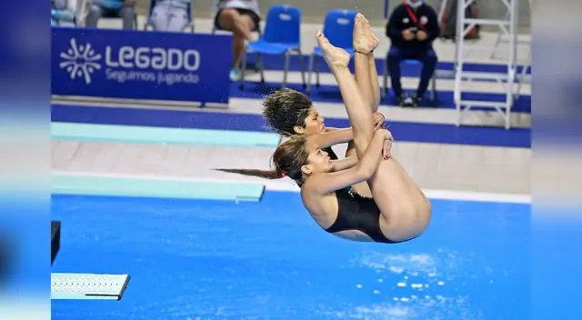 Giselle Guimet (17) recibió su segunda medalla de bronce en este torneo, esta vez, al lado de la juvenil Camila Cortez (15).