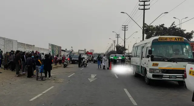 Mujer muere tras ser impactada por una cúster cuando intentaba cruzar la pista. Mujer muere tras ser impactada por una cúster cuando intentaba cruzar la pista.