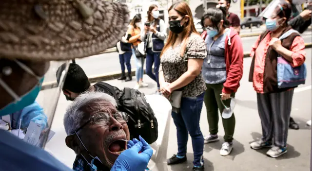 Realización de pruebas moleculares de COVID-19 en la Avenida Tacna.