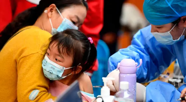 Los niños de 3 a 11 años reciben dos dosis de vacunas producidas por Sinopharm y Sinovac de China, por un espacio de tres semanas.