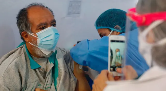 Vacunación para personas mayores de 65 años continuará a domicilio, según EsSalud. Vacunación para personas mayores de 65 años continuará a domicilio, según EsSalud.