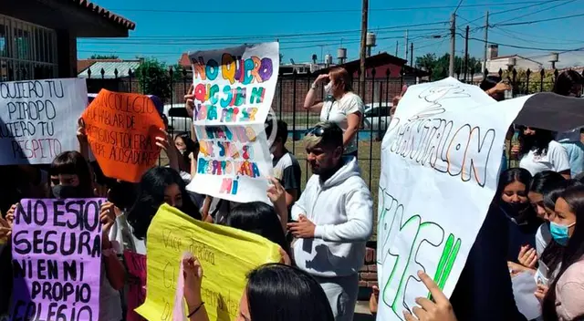 Padres y alumnos salieron a protestar a las calles.