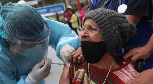 Vacunación de influenza y neumococo en adultos mayores se redujo un 90% el 2021