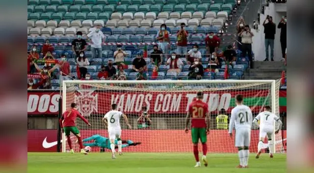 Con dos goles de Cristiano , Portugal ganó de local 2-1 a Irlanda. Con dos goles de Cristiano , Portugal ganó de local 2-1 a Irlanda.