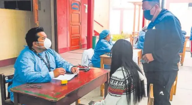 Chimbote: vacunación a mayores de 12 años empieza con éxito Chimbote: vacunación a mayores de 12 años empieza con éxito