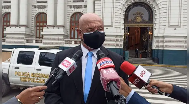 Congresista José Cueto declara a la prensa Congresista José Cueto declara a la prensa