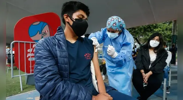 COVID-19: tercera dosis llegará al resto de ciudadanos con más de 6 meses de su segunda vacuna COVID-19: tercera dosis llegará al resto de ciudadanos con más de 6 meses de su segunda vacuna