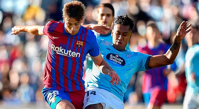 Renato Tapia del Celta lucha el balón con el barcelonista Nico Renato Tapia del Celta lucha el balón con el barcelonista Nico