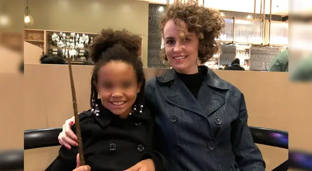 La mujer fue intervenida por dos policías armados.