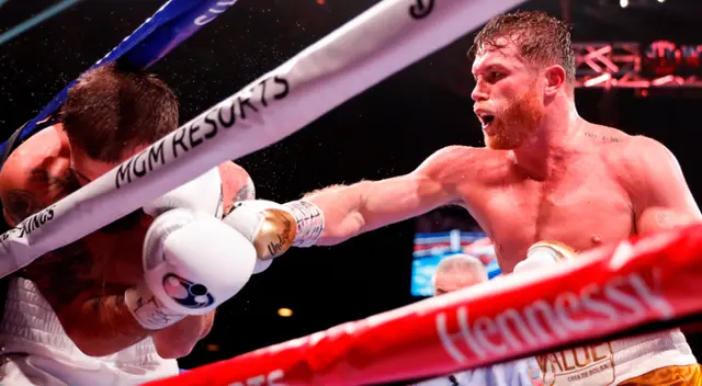 Canelo Álvarez y Caleb Plant se enfrentaron hoy por los cuatro títulos en disputa por el peso súper mediano.