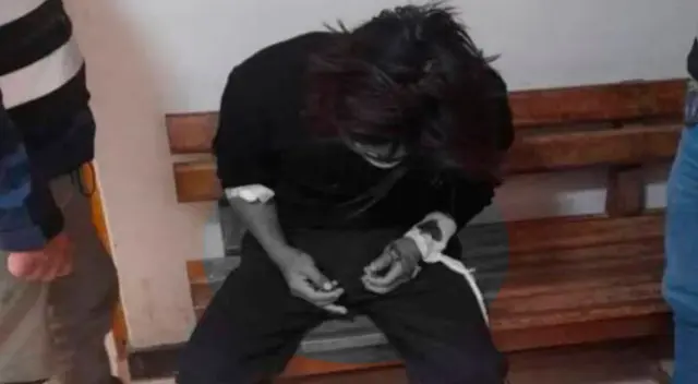 Muestra arrepentimiento tras el asesinato de su madre y hermano