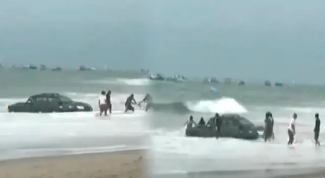 camioneta 4x4 terminó dentro del mar y solo un tractor pudo sacarla de ahí