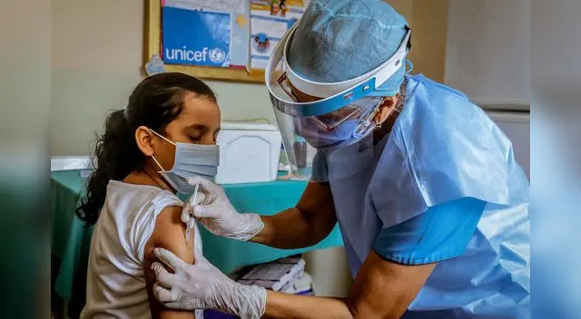 Enfermeras se arriesgan para cumplir con su labor de vacunación Enfermeras se arriesgan para cumplir con su labor de vacunación