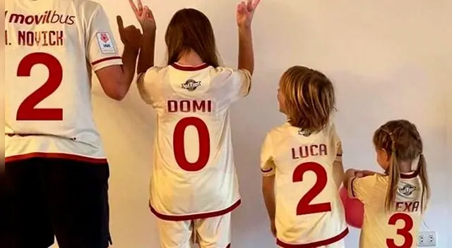 Novikc juntos a sus hijos con camseta crema formando el número 2023.