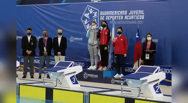 Alexia Sotomayor en el podio de ganadoras Alexia Sotomayor en el podio de ganadoras